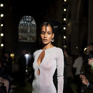 Narah Baptista au Front Row au défilé Casablanca Collection Femme Prêt-à-Porter Printemps/Eté 2026 lors de la Fashion Week de Paris (PFW), au 23 avenue georges V, à Paris, France, le 1er octobre 2025. © Pierre Perusseau/Bestimage