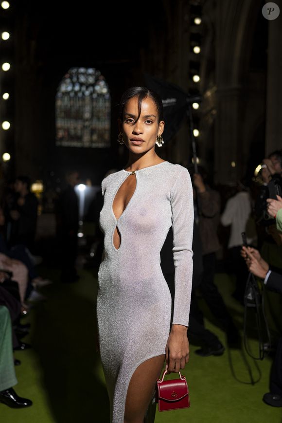 Narah Baptista au Front Row au défilé Casablanca Collection Femme Prêt-à-Porter Printemps/Eté 2026 lors de la Fashion Week de Paris (PFW), au 23 avenue georges V, à Paris, France, le 1er octobre 2025. © Pierre Perusseau/Bestimage