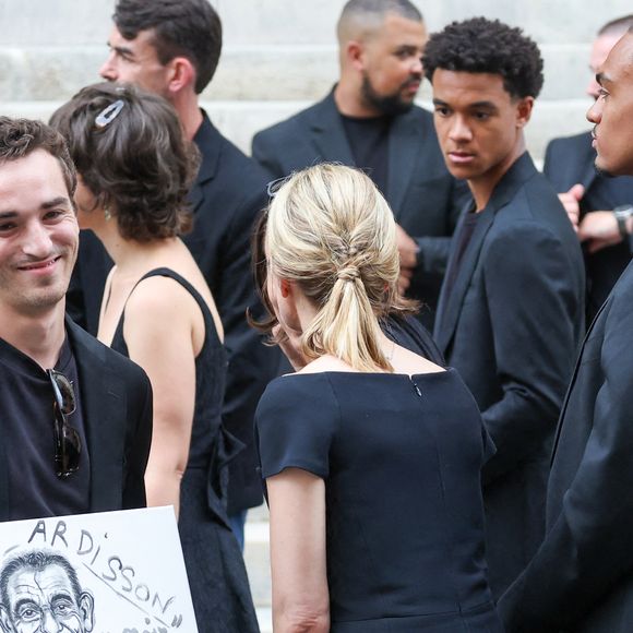 Gaston Ardisson, Manon Ardisson, Audrey Crespo-Mara, ses fils Sekou et Lamine - Sorties des obsèques de Thierry Ardisson en l’église Saint-Roch de Paris, France, le 17 juillet 2025. © Clovis-Jacovides/Bestimage