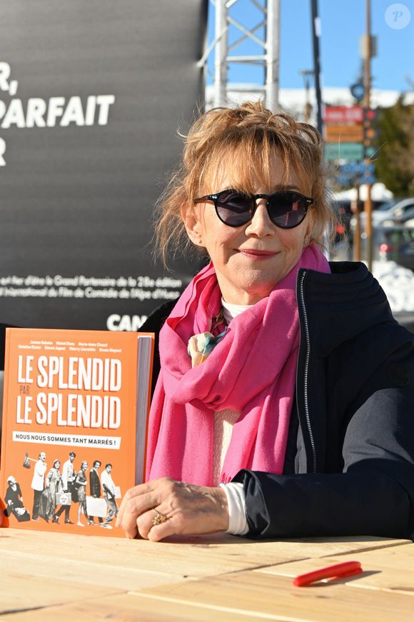 Marie-Anne Chazel lors de la séance de dédicace organisée pour le lancement du livre 'Le Splendid par le Splendid, Nous nous sommes tant marrés !' lors du 28ème Festival du Film de Comédie à L'Alpe d'Huez, France, le 14 janvier 2025. Photo par Mireille Ampilhac/ABACAPRESS.COM