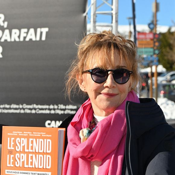 Marie-Anne Chazel lors de la séance de dédicace organisée pour le lancement du livre 'Le Splendid par le Splendid, Nous nous sommes tant marrés !' lors du 28ème Festival du Film de Comédie à L'Alpe d'Huez, France, le 14 janvier 2025. Photo par Mireille Ampilhac/ABACAPRESS.COM