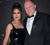 La marque se distingue notamment par la fabrication de costumes sur mesure réalisés selon des techniques traditionnelles italiennes. 

Salma Hayek et son mari François-Henri Pinault - Photocall du dîner "Women In Motion, Kering", Place de la Castre lors du 78ème Festival International du Film de Cannes le 18 mai 2025. © Olivier Borde/Bestimage
