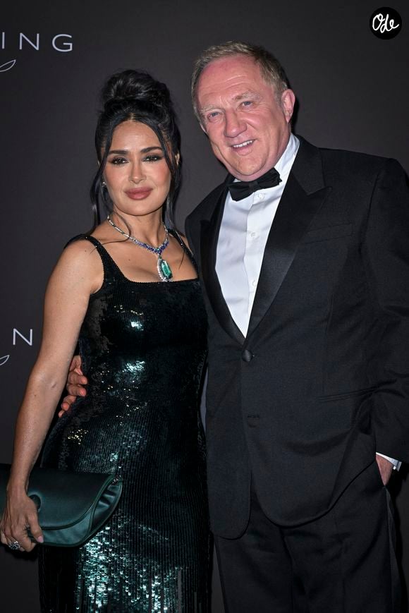 La marque se distingue notamment par la fabrication de costumes sur mesure réalisés selon des techniques traditionnelles italiennes. 

Salma Hayek et son mari François-Henri Pinault - Photocall du dîner "Women In Motion, Kering", Place de la Castre lors du 78ème Festival International du Film de Cannes le 18 mai 2025. © Olivier Borde/Bestimage