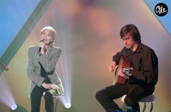 Il se souvient des dîners organisés chez ses parents, Françoise Hardy et Jacques Dutronc.

En France, à Paris, sur le plateau de l'émission "MTV'S French Link", Françoise Hardy accompagnée à la guitare par son fils Thomas Dutronc.  
Bruno Schneider via Bestimage