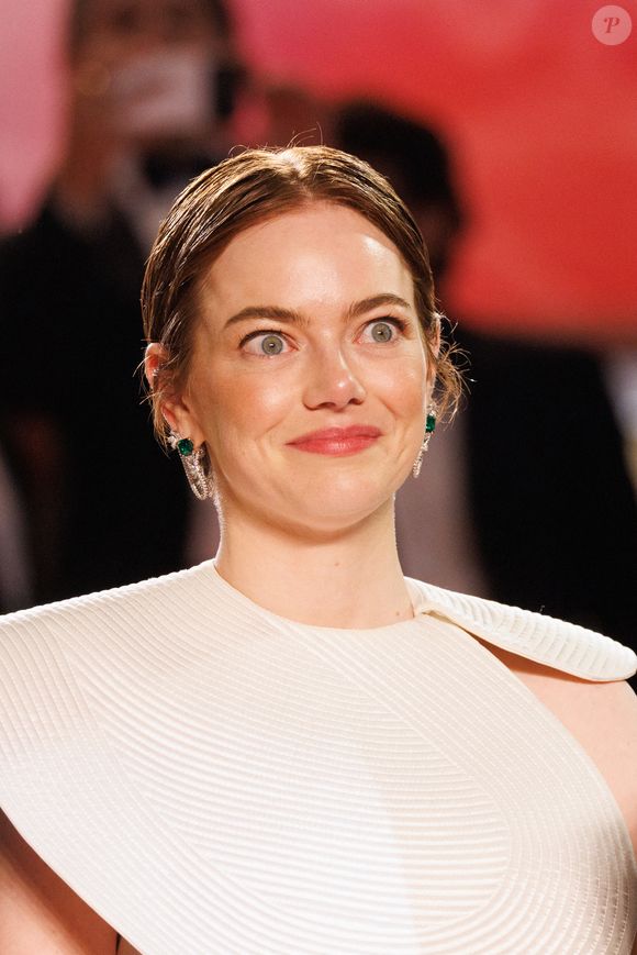 Emma Stone - Descente des marches du film « Eddington » lors du 78ème Festival International du Film de Cannes, au Palais des Festivals à Cannes. Le 16 mai 2025
© Jacovides-Moreau / Bestimage