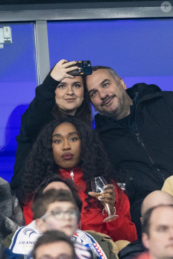 François-Xavier Demaison et sa fille Sasha - Célébrités dans les tribunes du quart de finale de la Ligue des Nations de l'UEFA 2025 "France - Croatie (2-0 / tab 5-4)" au Stade de France à Saint-Denis le 23 mars 2025. © Cyril Moreau/Bestimage