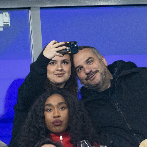 François-Xavier Demaison et sa fille Sasha - Célébrités dans les tribunes du quart de finale de la Ligue des Nations de l'UEFA 2025 "France - Croatie (2-0 / tab 5-4)" au Stade de France à Saint-Denis le 23 mars 2025. © Cyril Moreau/Bestimage