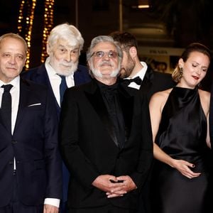 Présent sur le tapis rouge du Festival de Cannes à l’occasion de la montée des marches pour "L’objet du délit", réalisé par Agnès Jaoui, Daniel Auteuil était accompagné des autres acteurs et actrices du casting.
Emmanuel Salinger, Jacques Weber, Daniel Auteuil, Tiphaine Daviot, Oussama Kheddam - Montée des marches du film " L'objet du délit " lors du 79ème Festival International du Film de Cannes. © Jacovides-Moreau / Bestimage
