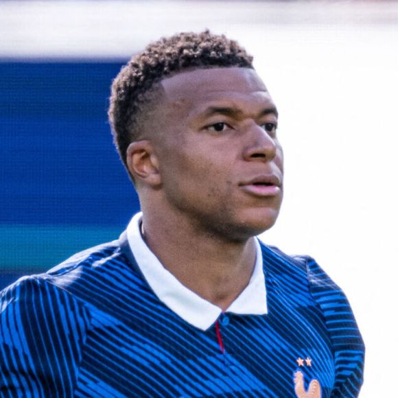 Le jeune homme a aussi précisé que ses parents l'ont appelé comme ça totalement par hasard et qu'il ne compte pas changer de prénom

Kylian Mbappé (France)  - Match de groupe I « France - Sénégal (3-1) » lors de la Coupe du Monde de la FIFA 2026 (FIFA World Cup 2026) le 16 juin 2026. © PsnewZ/Bestimage