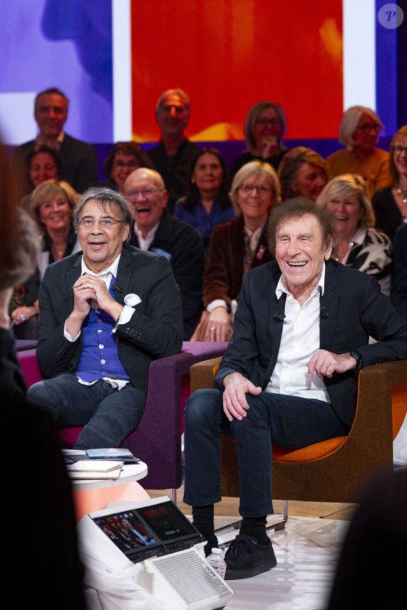 Laurent Voulzy et Alain Souchon lors de l'enregistrement de l'émission "Famille je vous aime" présentée par M.Drucker et qui sera diffusée le 29 décembre sur France 3, au studio Rive gauche, à Paris, France, le 2 décembre 2025. © Gaffiot-Perusseau/Bestimage