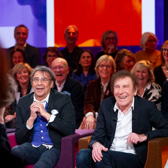 Laurent Voulzy et Alain Souchon lors de l'enregistrement de l'émission "Famille je vous aime" présentée par M.Drucker et qui sera diffusée le 29 décembre sur France 3, au studio Rive gauche, à Paris, France, le 2 décembre 2025. © Gaffiot-Perusseau/Bestimage