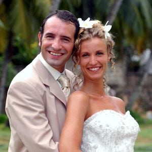 Il s'agit d'Alexandra Lamy

Archives - Aux Seychelles, Jean Dujardin et Alexandra Lamy se marient dans la série "Un gars, une fille"
GONGORA Marie-Anne via Bestimage