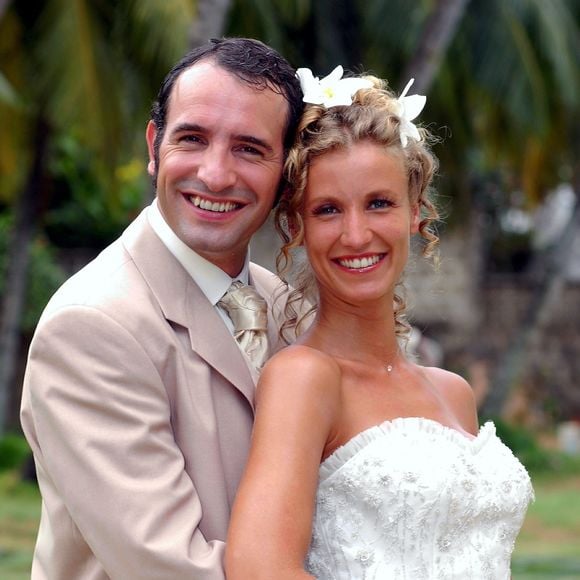 Il s'agit d'Alexandra Lamy

Archives - Aux Seychelles, Jean Dujardin et Alexandra Lamy se marient dans la série "Un gars, une fille"
GONGORA Marie-Anne via Bestimage