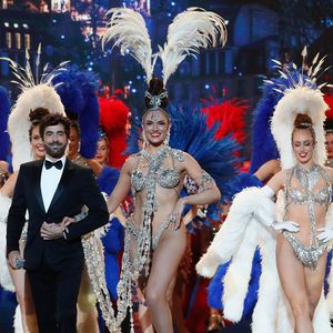 Exclusif - Agustin Galiana et les artistes du Moulin Rouge - Enregistrement de l'émission "M6 sur son 31" au Dôme de Paris, présentée par A.Galiana et E.Gossuin et diffusée le 31 décembre sur M6
© Christophe Clovis / Bestimage