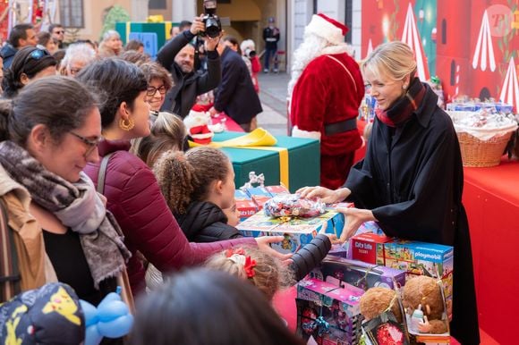 La princesse Charlène de Monaco - La famille princière de Monaco offre les traditionnels cadeaux de Noël aux enfants monégasques dans la Cour du Palais Princier, le 18 décembre 2024. 
© Olivier Huitel / Pool Monaco / Bestimage