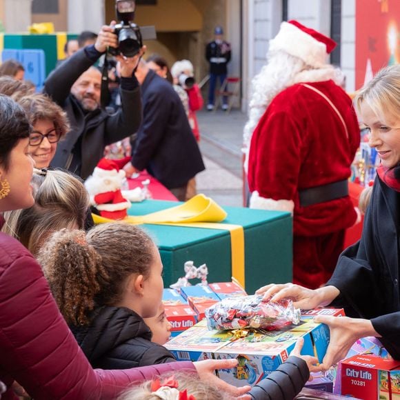 La princesse Charlène de Monaco - La famille princière de Monaco offre les traditionnels cadeaux de Noël aux enfants monégasques dans la Cour du Palais Princier, le 18 décembre 2024. 
© Olivier Huitel / Pool Monaco / Bestimage