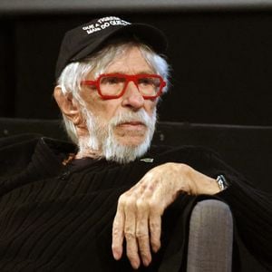 Pierre Richard avait déjà évoqué récemment des difficultés liées à son genou, qui l’obligeaient notamment à se déplacer avec une canne.

Pierre Richard reçoit un hommage pour l'ensemble de sa carrière llors de la 15ème édition du "Festival 2 Cinema de Valenciennes" le 28 Septembre 2025

© Denis Guignebourg/Bestimage