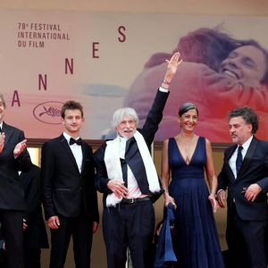 Gustave Kervern, Louis-Do de Lencquesaing, Timi-Joy Marbot, Pierre Richard et sa femme Ceyla Lacerda, guest, Iris Knobloch, David Lisnard - Montée des marches du film « La venue de l’avenir » lors du 78ème Festival International du Film de Cannes, au Palais des Festivals à Cannes. Le 22 mai 2025
© Jacovides-Moreau / Bestimage