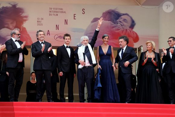 Gustave Kervern, Louis-Do de Lencquesaing, Timi-Joy Marbot, Pierre Richard et sa femme Ceyla Lacerda, guest, Iris Knobloch, David Lisnard - Montée des marches du film « La venue de l’avenir » lors du 78ème Festival International du Film de Cannes, au Palais des Festivals à Cannes. Le 22 mai 2025
© Jacovides-Moreau / Bestimage