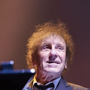 L'occasion pour Alain Souchon et son fils de présenter leur dernier album, "Studio Saint-Germain", en collaboration avec Ours Souchon.

Exclusif - Alain Souchon au gala pour la Fondation Recherche Alzheimer à l'Olympia à Paris, le 14 mars 2022. 

Photo : Jack Tribeca / Bestimage