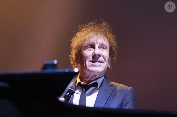 L'occasion pour Alain Souchon et son fils de présenter leur dernier album, "Studio Saint-Germain", en collaboration avec Ours Souchon.

Exclusif - Alain Souchon au gala pour la Fondation Recherche Alzheimer à l'Olympia à Paris, le 14 mars 2022. 

Photo : Jack Tribeca / Bestimage