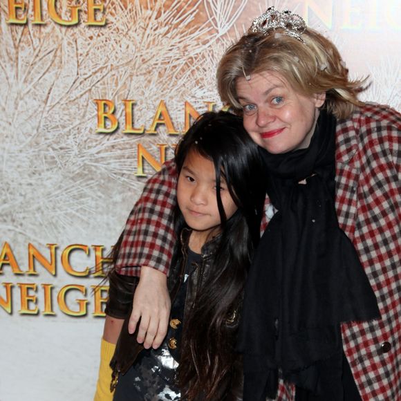 Pourtant rien ne prédestinait la maman de Tallulah (adoptée à 18 mois en 2004) à un tel destin, et pour cause. La comédienne de 63 ans souffre de trois troubles très handicapants au quotidien

Isabelle Nanty et sa fille Tallulah à la première du film "Blanche-Neige" au Gaumont Opéra à Paris le 1er avril 2012 PIX4U / BESTIMAGE