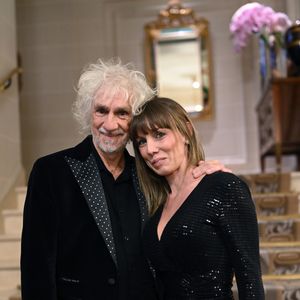 Louis Bertignac et sa femme Laetitia Brichet lors du photocall et du cocktail de la soirée des "Stéthos d'or 2023" à l'hôtel Four Seasons George V à Paris, France, le 27 mars 2023. 

 © Bellak-Guirec/Bestimage