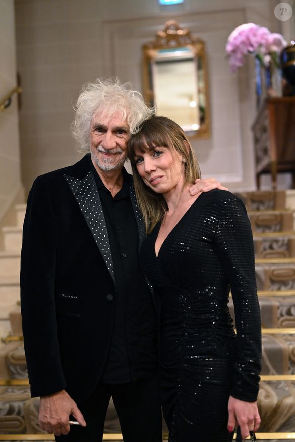 Louis Bertignac et sa femme Laetitia Brichet lors du photocall et du cocktail de la soirée des "Stéthos d'or 2023" à l'hôtel Four Seasons George V à Paris, France, le 27 mars 2023. 

 © Bellak-Guirec/Bestimage
