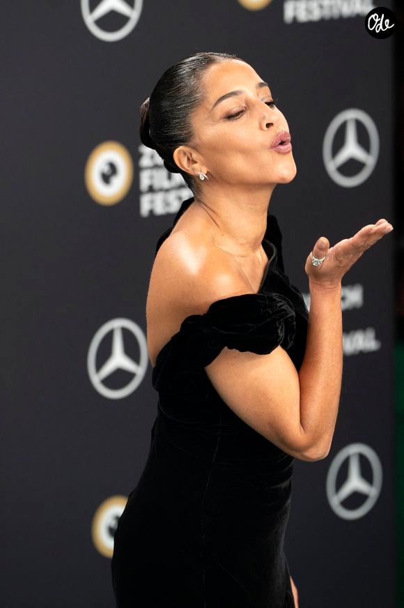"S’il y a un problème chez moi à 12 heures, j’ai besoin d’être au courant à 12 h 01", a-t-elle confié. 

Leïla Bekhti (en Ralph Lauren) au photocall du film "Changer l'eau des fleurs" lors du festival du film de Zurich le 1er octobre 2026. Action Press / Bestimage