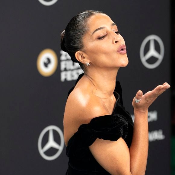 "S’il y a un problème chez moi à 12 heures, j’ai besoin d’être au courant à 12 h 01", a-t-elle confié. 

Leïla Bekhti (en Ralph Lauren) au photocall du film "Changer l'eau des fleurs" lors du festival du film de Zurich le 1er octobre 2026. Action Press / Bestimage