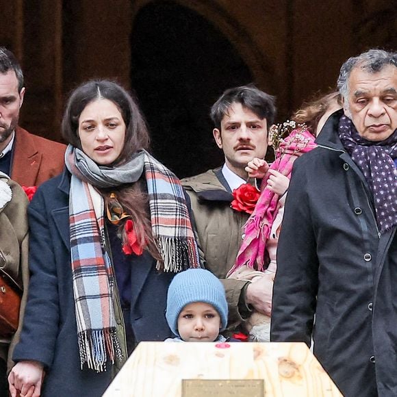 Pia Laborde et Gabrièle Laborde, les filles de C.Laborde, et leur père Jimmy - Sortie des obsèques de Catherine Laborde en l’église Saint-Roch à Paris, le 6 février 2025. Décédée le 28 janvier 2025 à l'âge de 73 ans, l'ancienne présentatrice météo de TF1 (1988 - 2017) était atteinte de la maladie neurodégénérative à corps de Lewy. 
© Jacovides - Moreau / Bestimage