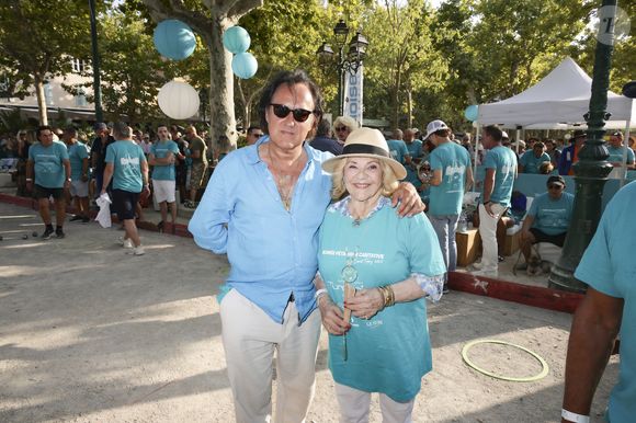 Nicoletta et son mari Jean-Christophe Molinier lors de la 6e édition du tournoi de pétanque caritative Turquoise place des lices au profit pour la deuxième année de l’association soleil d’enfance. Saint-Tropez, le 10 août 2025. © Jack Tribeca / Bestimage