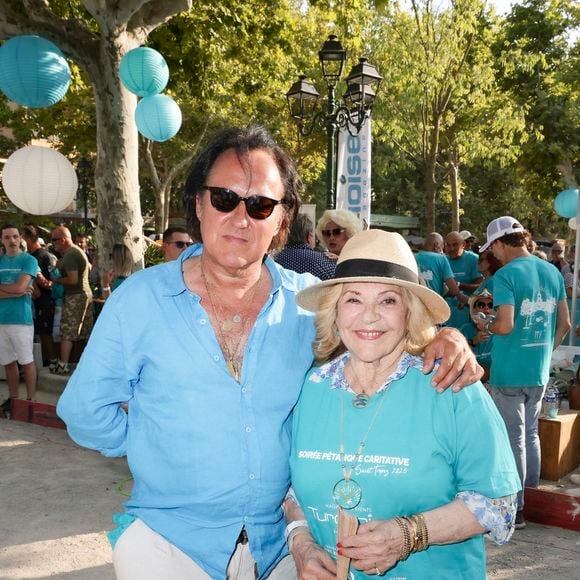 Nicoletta et son mari Jean-Christophe Molinier lors de la 6e édition du tournoi de pétanque caritative Turquoise place des lices au profit pour la deuxième année de l’association soleil d’enfance. Saint-Tropez, le 10 août 2025. © Jack Tribeca / Bestimage