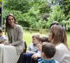 Très élégante, elle portait un blazer rayé, une robe beige plissée et des escarpins assortis.

Catherine (Kate) Middleton, princesse de Galles, visite l'école maternelle Salvador Allende à Reggio Emilia (Italie), lors de son voyage consacré à la petite enfance, le 14 mai 2026.
© GOFF / Bestimage