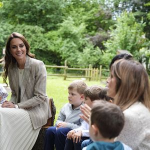 Très élégante, elle portait un blazer rayé, une robe beige plissée et des escarpins assortis.

Catherine (Kate) Middleton, princesse de Galles, visite l'école maternelle Salvador Allende à Reggio Emilia (Italie), lors de son voyage consacré à la petite enfance, le 14 mai 2026.
© GOFF / Bestimage