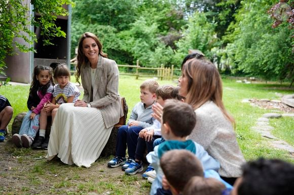 Très élégante, elle portait un blazer rayé, une robe beige plissée et des escarpins assortis.

Catherine (Kate) Middleton, princesse de Galles, visite l'école maternelle Salvador Allende à Reggio Emilia (Italie), lors de son voyage consacré à la petite enfance, le 14 mai 2026.
© GOFF / Bestimage