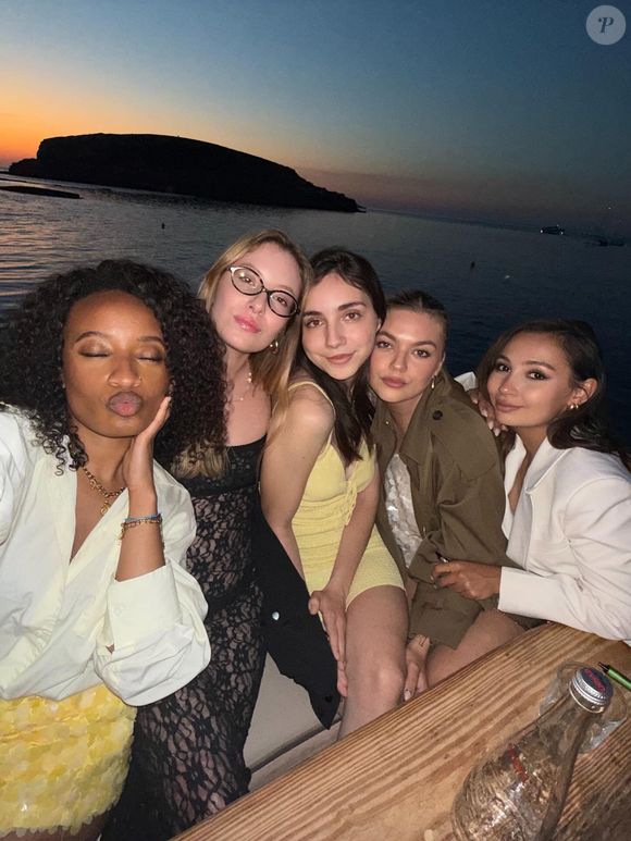 Louane en vacances à Ibiza avec un groupe d'amies et sans son futur mari Florian Rossi. 30 et 31 mai 2025