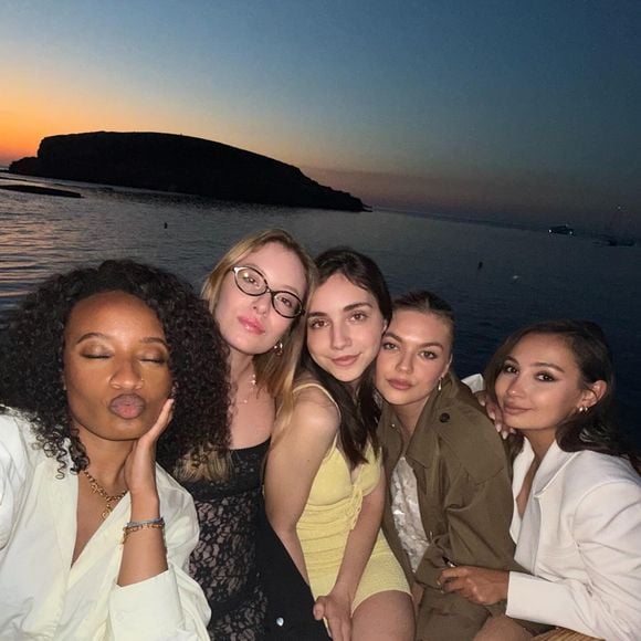 Louane en vacances à Ibiza avec un groupe d'amies et sans son futur mari Florian Rossi. 30 et 31 mai 2025