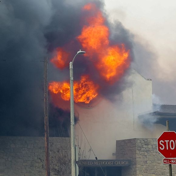 Exclusif - Prix Spécial - L'église ou se rendent Jennifer Garner et Ben Affleck a été complètement détruite par l'incendie de Palisades le 8 janvier 2025.
