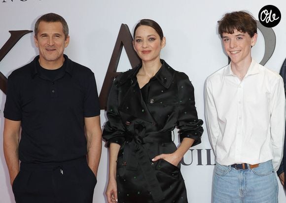 Guillaume Canet (réalisateur du film "Karma"), Marion Cotillard et Hugo Trophardy au photocall de la première du film "Karma" au cinéma Pathé Palace à Paris le 13 octobre 2026. © Coadic Guirec / Bestimage