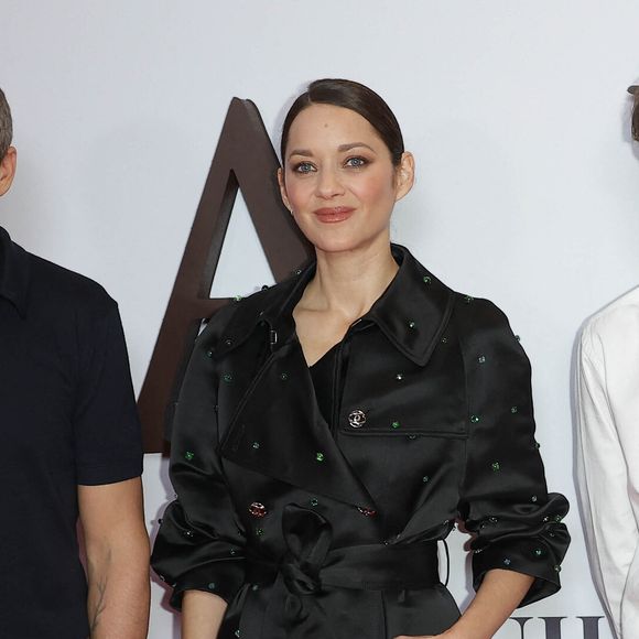 Guillaume Canet (réalisateur du film "Karma"), Marion Cotillard et Hugo Trophardy au photocall de la première du film "Karma" au cinéma Pathé Palace à Paris le 13 octobre 2026. © Coadic Guirec / Bestimage