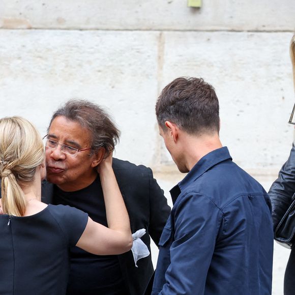 Hugo Clément, Audrey Crespo-Mara, Laurent Voulzy et sa compagne Isaure Le Faou - Sorties des obsèques de Thierry Ardisson en l’église Saint-Roch de Paris, France, le 17 juillet 2025. © Clovis-Jacovides/Bestimage