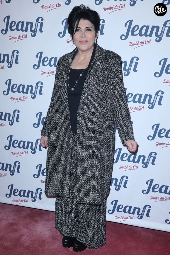 Elle s'intitude "La Droguerie du sourire". 

Liane Foly assiste à la 150e représentation du one-man-show de Jeanfi Janssens, *Tombes Du Ciel*, qui s'est tenue à la Comédie des Champs-Élysées à Paris, en France, le 13 février 2025. Photo de Jérôme Dominé/ABACAPRESS.COM