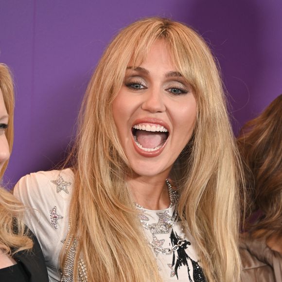 Miley Cyrus à la première mondiale de "Hannah Montana 20th Anniversary Special" de Disney+ au El Capitan Theatre à Los Angeles.
© Backgrid USA / Bestimage