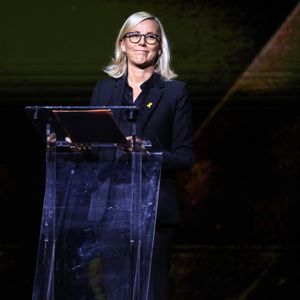 La journaliste, Laurence Ferrari lors d'une cérémonie organisée par le Conseil des institutions juives de France (CRIF) en hommage aux victimes des attentats du Hamas du 7 octobre 2023 contre Israël, à l'occasion du premier anniversaire de l'événement, à Paris, le 7 octobre 2024. © Stéphane Lemouton / Bestimage
