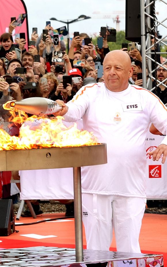 Le chef Thierry Marx clôture le défilé de la flamme olympique sur la place des Quinconces à Bordeaux le 23 Mai 2024. © Patrick Bernard/ Bestimage