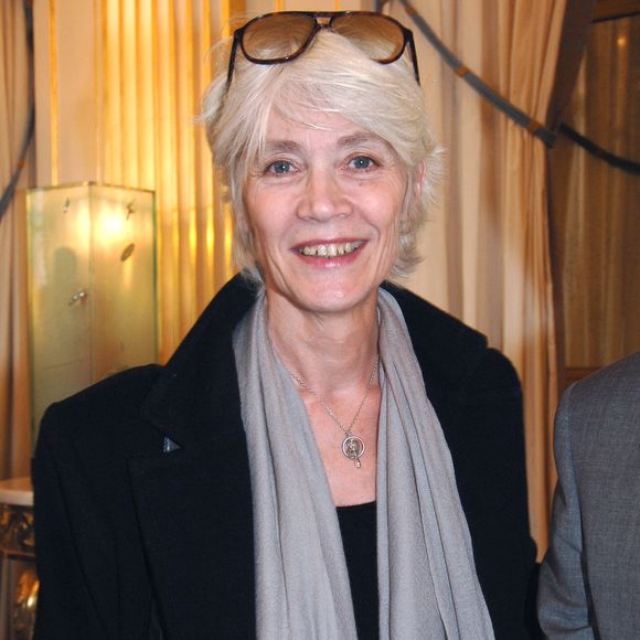 L'occasion de se remémorer des souvenirs de la star.

La chanteuse française Françoise Hardy pose après la cérémonie au cours de laquelle le designer français Christian Ghion, le producteur et journaliste Yves Bigot et l'animateur et producteur de radio Bernard Chereze ont été faits chevaliers de l'Ordre des Arts et des Lettres par le ministre de la Culture Renaud Donnedieu de Vabres, à son ministère à Paris, France, le 4 octobre 2006. Photo by Christophe Guibbaud/ABACAPRESS.COM