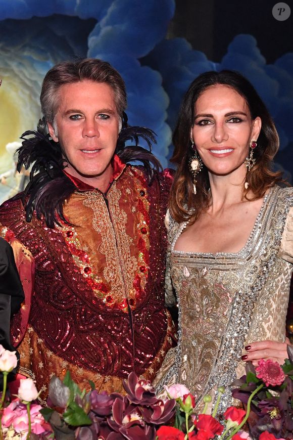 Le couple s’est montré publiquement pour la première fois lors du Carnaval de Venise en mars, et depuis, les amoureux ne se quittent plus.

Handout, la créatrice de mode et directrice artistique du bal Il Ballo del Doge Antonia Sautter, le prince Emanuele Filiberto de Savoie et Adriana Abascal lors du bal de carnaval Il Ballo del Doge (le bal des Doges) à Venise, en Italie, le 1er mars 2025. Photo par Il Ballo del Doge via ABACAPRESS.COM