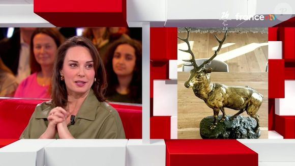 Julia Vignali présente le cerf en bronze qui se trouve dans sa maison de campagne