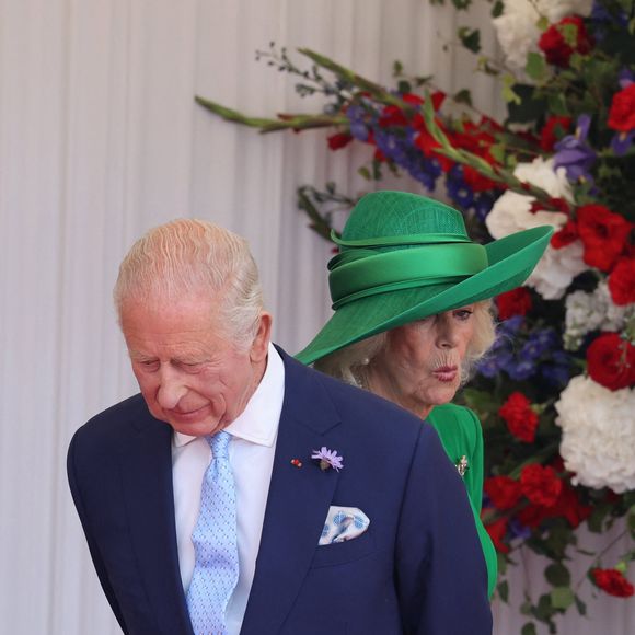 Le roi Charles III d'Angleterre, Camilla Parker Bowles, reine consort d'Angleterre, le prince William, prince de Galles, et Catherine (Kate) Middleton, princesse de Galles, accueillent le couple présidentiel français le président Emmanuel Macron et sa femme la Première Dame Brigitte Macron sur Datchet road à Windsor, Royaume Uni, le 8 juillet 2025 © Dominique Jacovides/Bestimage